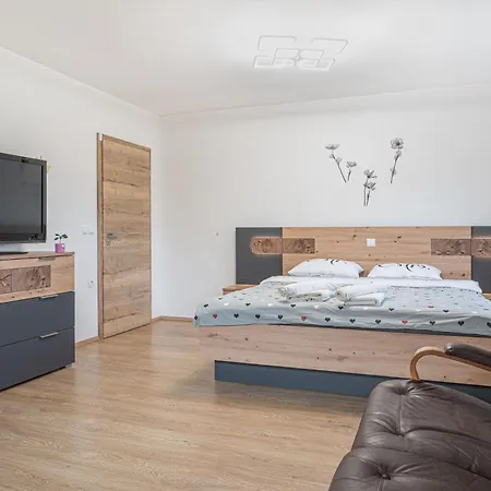 House Dijana With Pool - Happy