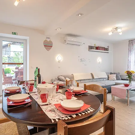 House Dijana With Pool - Happy Apartament *