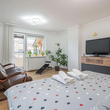 House Dijana With Pool - Happy