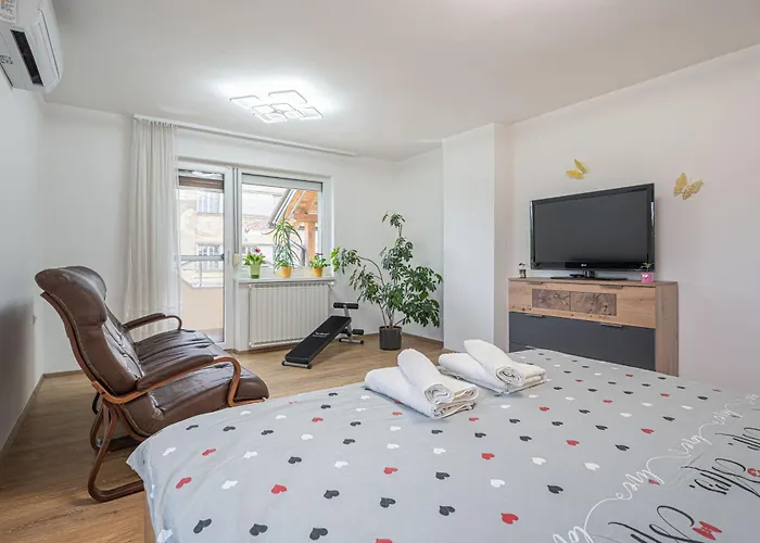 House Dijana With Pool - Happy